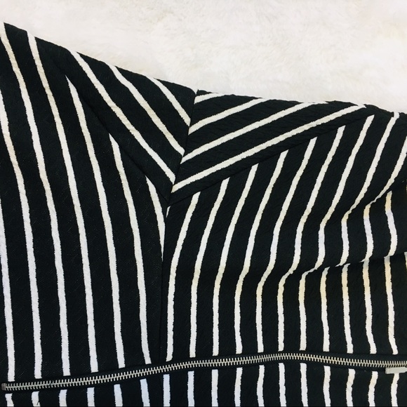 Slimming Black & White Dress - Picture 3 of 4